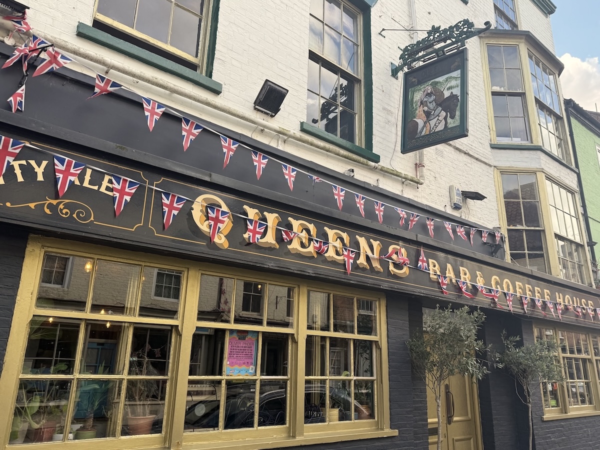 Queens Bar & Coffeehouse